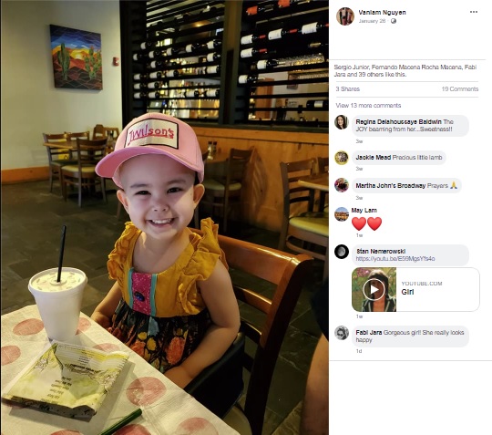 レストランで笑顔を見せる3歳の女の子（画像は『Vanlam Nguyen　2020年1月26日付Facebook「We as a family love to brunch at J.Wilson’s in Beaumont a lot on Sundays...but when Adelaide became ill in July, we could not eat out in public any more as a family.」』のスクリーンショット）