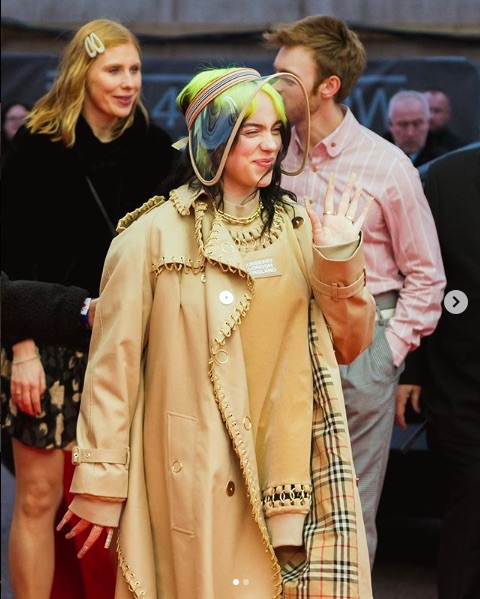 笑顔でファンに手を振るビリー・アイリッシュ（画像は『BRITs　2020年2月19日付Instagram「Can’t even deal with how much love ＠billieeilish has for her fans」』のスクリーンショット）