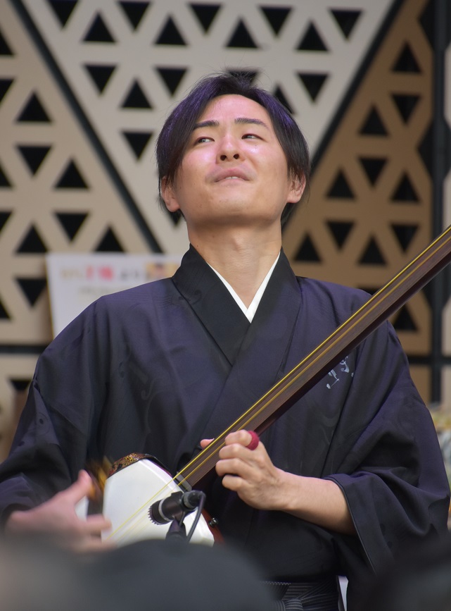 津軽三味線奏者の浅野祥