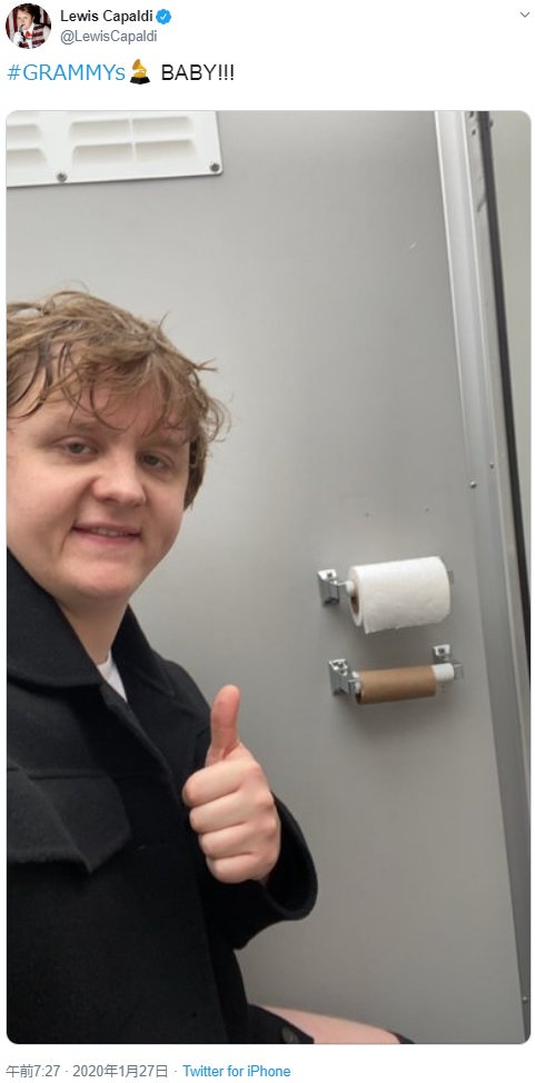 グラミー賞授賞式当日にトイレで自撮りしたルイス（画像は『Lewis Capaldi　2020年1月26日付Twitter「＃GRAMMYs BABY!!!」』のスクリーンショット）