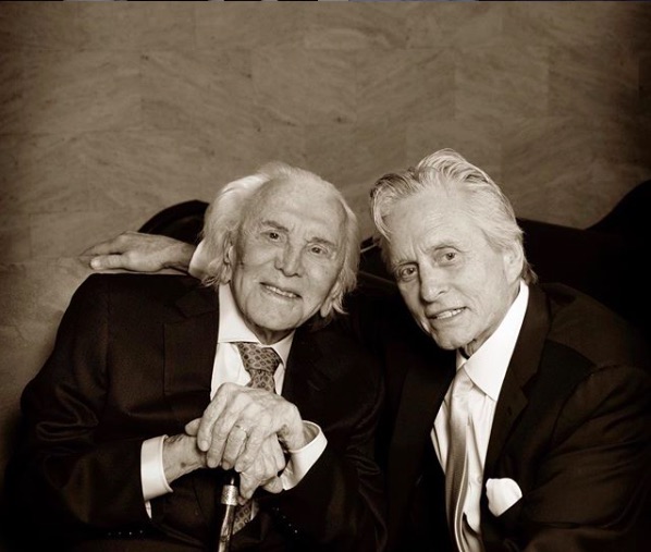 カーク・ダグラス103歳の誕生日に、息子マイケルと（画像は『Michael Douglas　2019年12月9日付Instagram「12.9.2019 what a great day!」』のスクリーンショット）