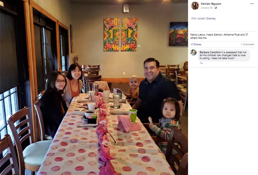 家族と一緒に食事を楽しんだアデレードちゃん（画像は『Vanlam Nguyen　2020年1月26日付Facebook「We as a family love to brunch at J.Wilson’s in Beaumont a lot on Sundays...but when Adelaide became ill in July, we could not eat out in public any more as a family.」』のスクリーンショット）