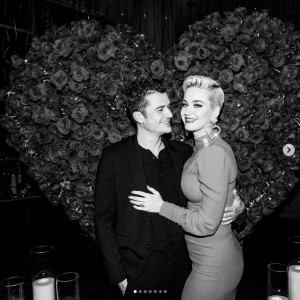 オーランド・ブルームに寄り添うケイティ・ペリー（画像は『KATY PERRY　2020年2月14日付Instagram「one year ago I said yes to a life of love and evolution... and definitely never a dull moment」』のスクリーンショット）