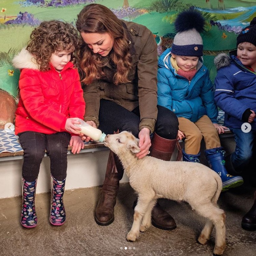 幼い子と一緒に子羊に哺乳瓶でミルクを与えるキャサリン妃（画像は『Kensington Palace　2020年2月12日付Instagram「Today The Duchess of Cambridge has taken her UK-wide ＃5BigQuestions survey to Northern Ireland and Scotland, starting with a visit to ＠TheArkOpenFarm in County Down, Northern Ireland.」』のスクリーンショット）