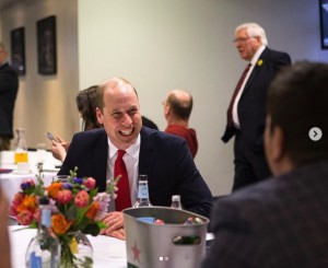 「Welsh Rugby Charitable Trust」の人々と談笑するウィリアム王子（画像は『Kensington Palace　2020年2月22日付Instagram「Today, The Duke of Cambridge, Patron of ＠welshrugbyunion, attended the ＃WALvFRA 6 Nations match at the Principality Stadium in Cardiff.」』のスクリーンショット）