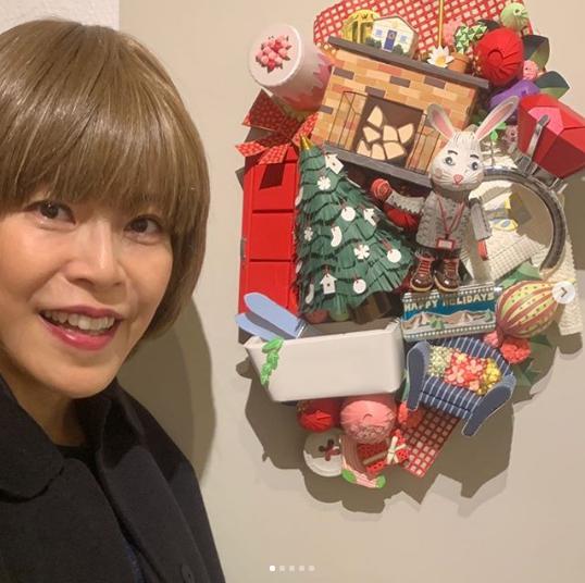 友人の個展を訪れた北川悦吏子さん（画像は『北川悦吏子　2019年12月11日付Instagram「友達の個展を見に行きました！」』のスクリーンショット）