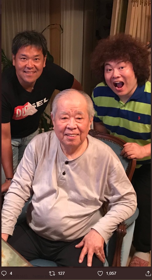 野村克也さん、息子の野村克則氏、吉田サラダ（右）（画像は『吉田サラダ（燕太）ものいい　2020年2月16日付Twitter「野村監督の家で克則さんと三人でご飯を食べさせていただいた時にテレビを見ていたら長嶋一茂さんが出ていました。」』のスクリーンショット）