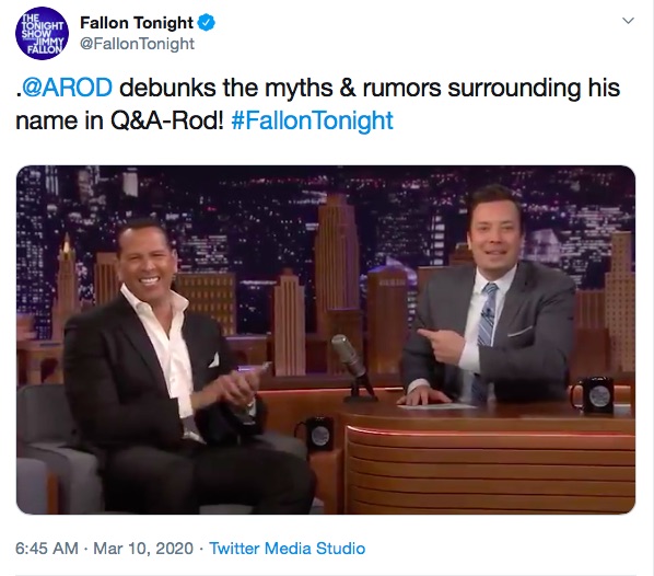 ファンからの質問をうまく交わしたアレックス・ロドリゲス（画像は『Fallon Tonight　2020年3月10日付Twitter「.＠AROD debunks the myths ＆ rumors surrounding his name in Q＆A-Rod!」』のスクリーンショット）