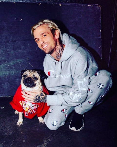 フェイスタトゥーをさらに追加したアーロン・カーター（画像は『Aaron Carter　2019年2月18日付Instagram「My new little buddy ＠itsdougthepug look at him rocking the OG Merch!!」』のスクリーンショット）