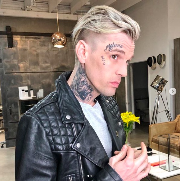 右眉の上に“Melanie”と彫り入れたアーロン（画像は『Brandon Peach　2020年3月8日付Instagram「Aaron Carter Had so much fun hanging out with this guy and bringing him back his signature bright blonde Color」』のスクリーンショット）