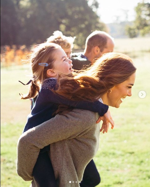 ノーフォーク州でのファミリーショット（画像は『Kensington Palace　2020年3月22日付Instagram「To mothers new and old and families spending today together and apart – we are thinking of you all at this difficult time.」』のスクリーンショット）