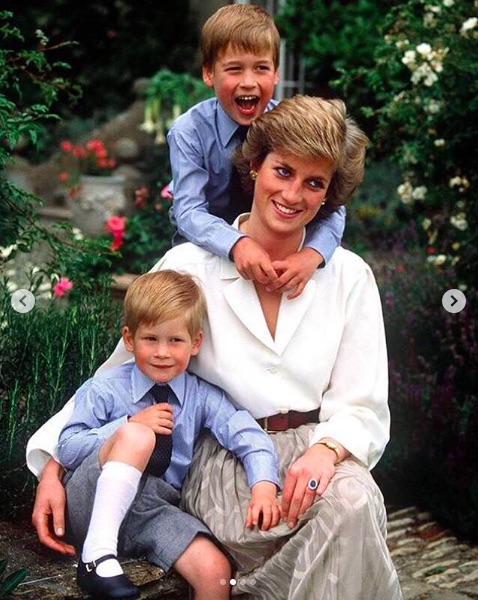 1989年に公開されたファミリー・ポートレート（画像は『Kensington Palace　2020年3月22日付Instagram「To mothers new and old and families spending today together and apart – we are thinking of you all at this difficult time.」』のスクリーンショット）