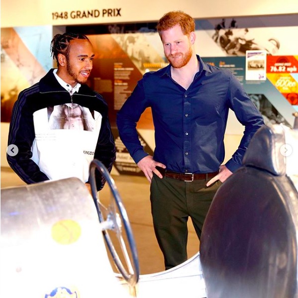 ルイス・ハミルトン氏とヘンリー王子（画像は『The Duke and Duchess of Sussex　2020年3月6日付Instagram「This morning, The Duke of Sussex raced up to Silverstone, home of the British Grand Prix to open the The Silverstone Experience, a brand-new immersive museum that tells the story of the past, present and future of British motor racing.」』のスクリーンショット）