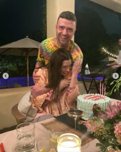 妻ジェシカに抱きつくジャスティン（画像は『Jessica Biel　2020年3月3日付Instagram「Celebrating my birthday in style... and by that I mean, in pajamas.」』のスクリーンショット）