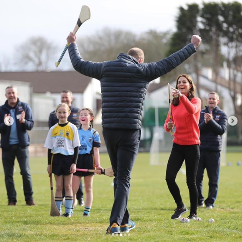 ハーリングを楽しむウィリアム王子夫妻（画像は『Kensington Palace　2020年3月5日付Instagram「Having a go at Hurling ＠skgaa in Galway take a look at our Story to see how The Duke and Duchess got on!」』のスクリーンショット）