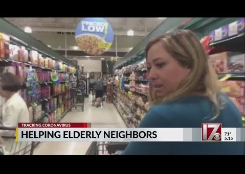 近所の高齢者のために買い物をする女性（画像は『CBS 17　2020年3月12日公開 YouTube「Helping elderly neighbors amid coronavirus pandemic」』のサムネイル）