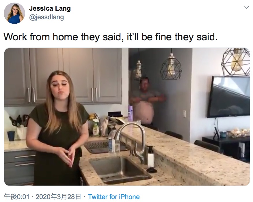 自宅からの生放送で父親の太鼓腹が…（画像は『Jessica Lang　2020年3月28日付Twitter「Work from home they said, it’ll be fine they said.」』のスクリーンショット）