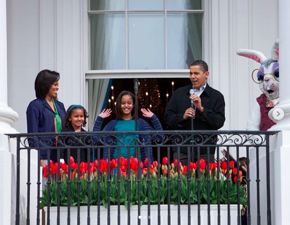 ホワイトハウスのバルコニーから挨拶するオバマ一家（画像は『Michelle Obama　2020年4月11日付Instagram「As many of us celebrate Easter and Passover during this time of physical distancing, I know that we may be missing the togetherness and traditions we’ve shared in years past.」』のスクリーンショット）