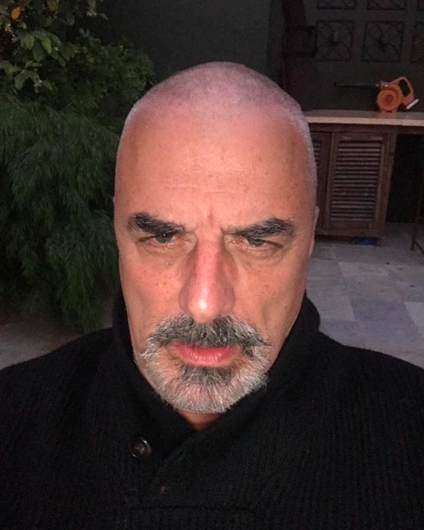 頭を丸めてしまったクリス・ノース（画像は『Chris Noth　2020年4月20日付Instagram「I decided dealing with hair was superfluous during these times of quarantine-」』のスクリーンショット）