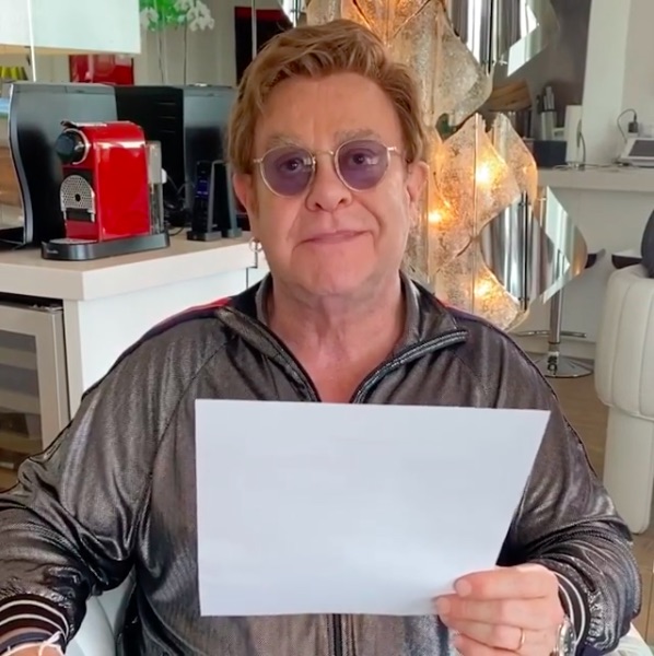 緊急基金のローンチを発表したエルトン・ジョン（画像は『Elton John　2020年4月4日付Instagram「Today, I’m proud to announce that my Foundation ＠EJAF is launching a ＄1million COVID-19 Emergency Fund to make sure that our frontline partners can respond to the effects of COVID-19 on HIV care for the most marginalised communities around the world.」』のスクリーンショット）