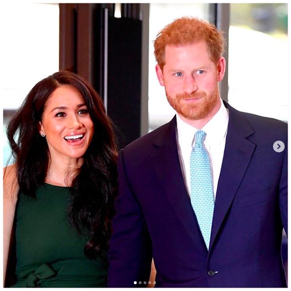 パパラッチにシャッターチャンスを狙われているヘンリー王子夫妻（画像は『The Duke and Duchess of Sussex　2019年10月15日付Instagram「This evening, The Duke and Duchess of Sussex attended the annual ＃WellChildAwards in London.」』のスクリーンショット）