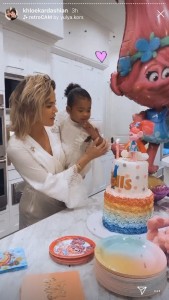 キャンドルを吹きけすトゥルーちゃん（画像は『Khloé　2020年4月12日付Instagram』のスクリーンショット）