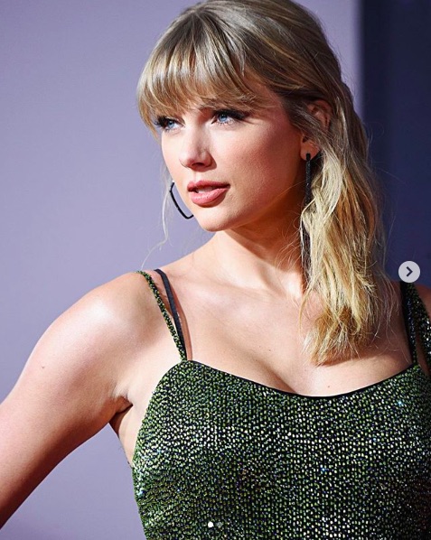 テイラー・スウィフト、またもファンに経済的支援（画像は『Taylor Swift　2019年11月24日付Instagram「＠kevinmazur ＠johnshearer」』のスクリーンショット）