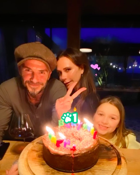 自宅で夫、子供達とお祝いしたヴィクトリア・ベッカム（画像は『Victoria Beckham　2020年4月17日付Instagram「I had the most special day today with ＠davidbeckham ＠romeobeckham ＠cruzbeckham ＃harperseven X miss u so much ＠brooklynbeckham x kisses ＠dj_fattony_ thank you for making my day so special xxx」』のスクリーンショット）