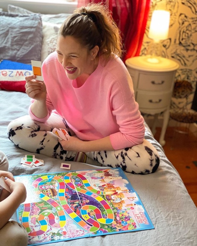 子ども達の前では笑顔を見せるドリュー・バリモア（画像は『Drew Barrymore　2019年4月2日付Instagram「To all parents who are trying to survive... look!」』のスクリーンショット）