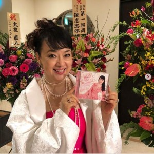 『ほほえみをありがとう』のCDを手にするジュディ・オング（画像は『JudyOngg_Official　2018年3月23日付Instagram「新曲「ほほえみをありがとう」発売イベントpart2！」』のスクリーンショット）