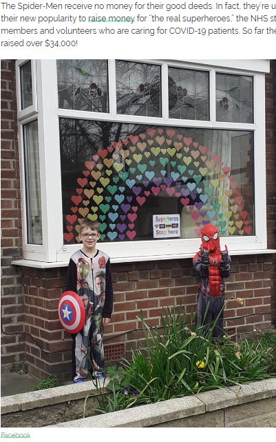 着替えて待つ子供たち（画像は『InspireMore.com　2020年4月11日付「Neighborhood Spider-Men Are Spreading Joy To Quarantined Children With Daily Visits.」（Facebook）』のスクリーンショット）