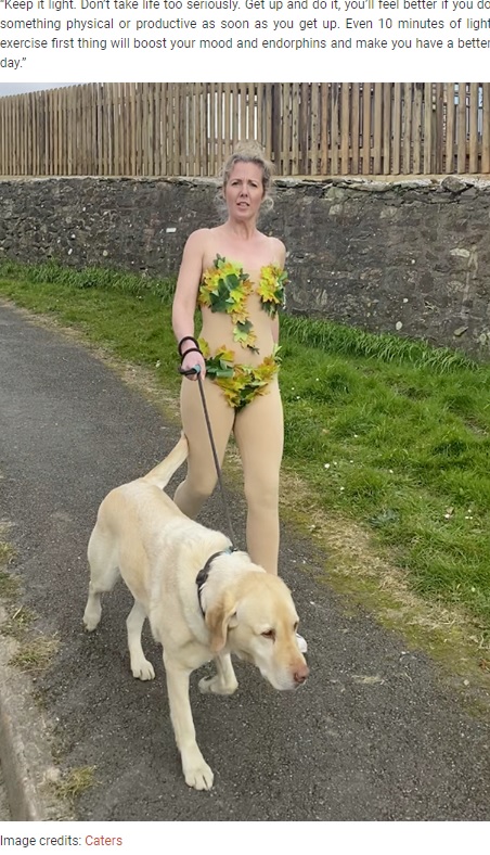 イチジクの葉をイメージした“イブ”の衣装（画像は『Bored Panda　2020年4月13日付「Woman Wears Bizarre Costumes While Walking Her Dog During The Quarantine And He Looks Embarrassed」（Image credits: Caters）』のスクリーンショット）