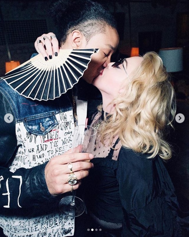 アラマリクさんと熱いキスを交わすマドンナ（画像は『Madonna　2020年4月24日付Instagram「Happy Birthday My Love.」』のスクリーンショット）