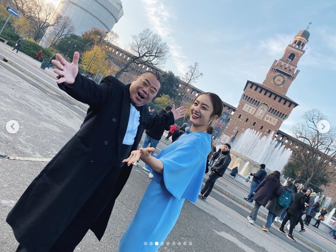 「マジシャン出川 in イタリア」のロケで出川哲朗と谷まりあ（画像は『Maria.Tani 谷まりあ　2019年12月30日付Instagram「最初本当に咳き込み始めたと思って本気で心配してしまった私はマジシャンDegawaにまんまと騙されました。」』のスクリーンショット）