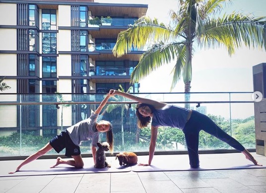 娘とオンライン授業に参加したSHIHO（画像は『SHIHO　2020年4月7日付Instagram「Good morning from rainbow pose with ＠choosarang_official」』のスクリーンショット）