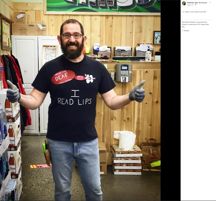 できあがった特製Tシャツ（画像は『Matthew Alan Simmons　2020年4月12日付Facebook「Hello everyone! I work part time at Trader Joe’s on the weekends.」』のスクリーンショット）