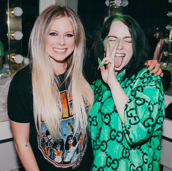 アヴリルに肩を抱かれて大感激したビリー（画像は『BILLIE EILISH　2019年7月13日付Instagram「THANK YOU FOR MAKING ME WHAT I AM」』のスクリーンショット）