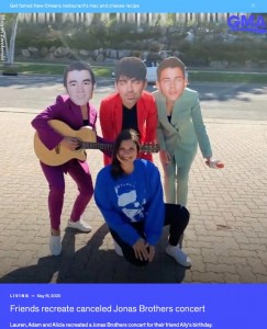 友人達のサプライズに大喜びのアリーさん（画像は『Good Morning America　2020年5月15日付「Friends recreate canceled Jonas Brothers concert」』のスクリーンショット）