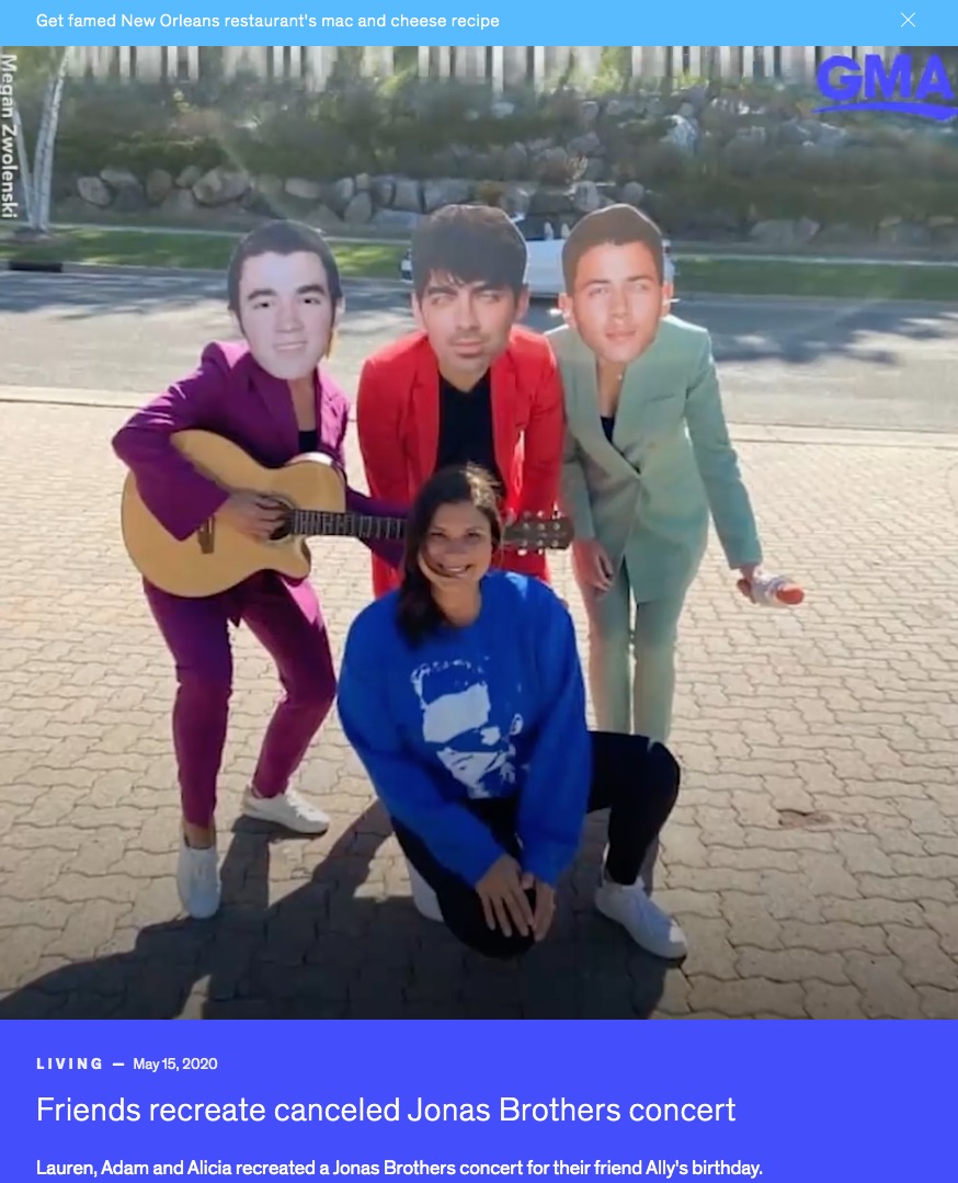 友人達のサプライズに大喜びのアリーさん（画像は『Good Morning America　2020年5月15日付「Friends recreate canceled Jonas Brothers concert」』のスクリーンショット）