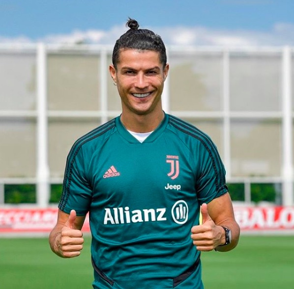 すっかり定着しつつあった“マンバン”スタイルのロナウド（画像は『Cristiano Ronaldo　2020年5月19日付Instagram「When we become patient and consistent, we find the way to get through the difficulties」』のスクリーンショット）