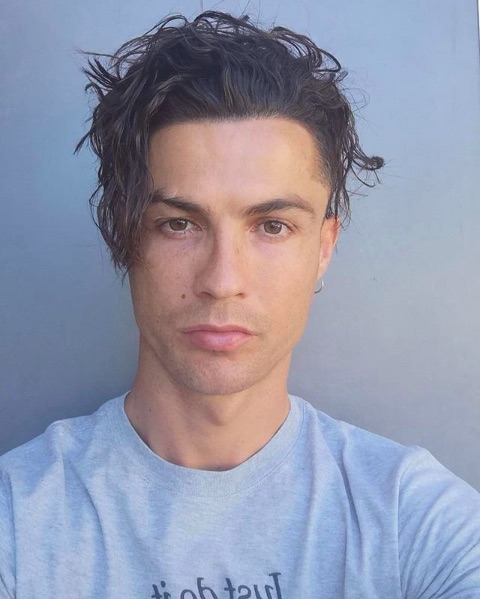 ロナウドの新ヘアスタイルに評価分かれる（画像は『Cristiano Ronaldo　2020年5月26日付Instagram「Approved ?」』のスクリーンショット）