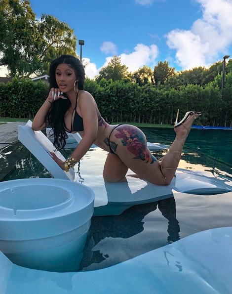 お腹を引っ込めて写真撮影するカーディ・B（画像は『Cardi B　2020年5月27日付Instagram「I suck the shit out my stomach for this」』のスクリーンショット）