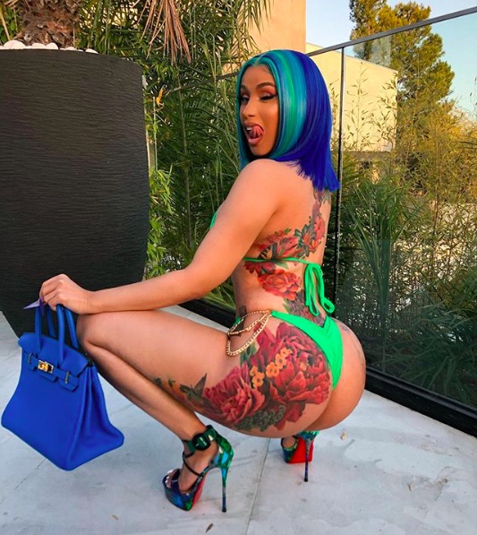 カーディ・Bの巨大なタトゥー（画像は『Cardi B　2020年5月22日付Instagram「Givin you the blues .....」』のスクリーンショット）