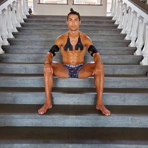 ロナウドの胸にあるのは…？（画像は『Cristiano Ronaldo　2020年5月14日付Instagram「Home workout with EMS training gear SIXPAD.」』のスクリーンショット）