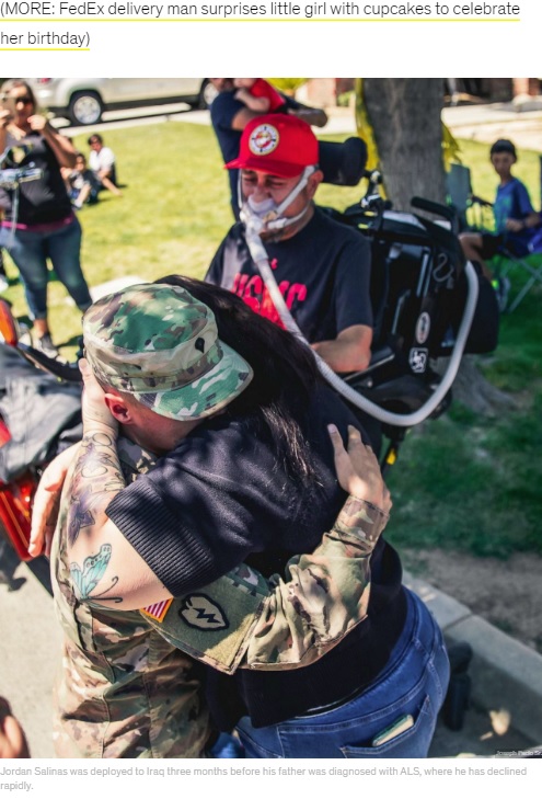 涙の再会を果たした親子（画像は『Good Morning America　2020年5月12日付「Retired police officer with ALS reunites with military son during surprise parade」（Joseph Facio Sr）』のスクリーンショット）