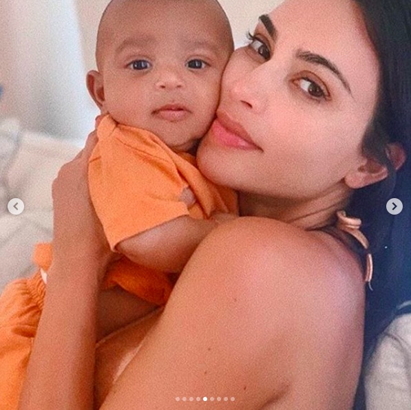 次男サームくんを抱っこしたキム・カーダシアン（画像は『Kris Jenner　2020年5月9日付Instagram「Happy Birthday to our sweet little Psalm!!」』のスクリーンショット）