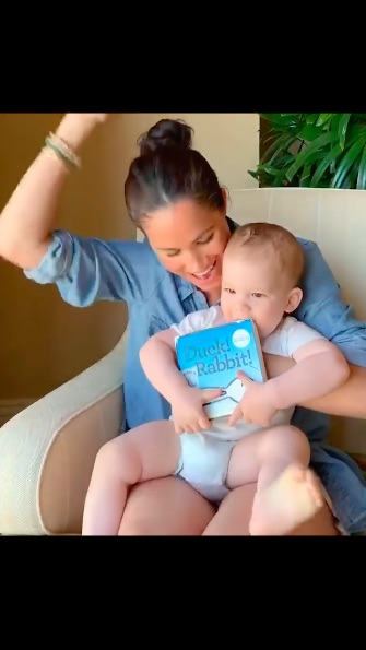 1冊読み終えて思わずガッツポーズ（画像は『Save The Children UK　2020年5月6日付Instagram「Meghan, The Duchess of Sussex reads “Duck! Rabbit!” for Archie’s birthday」』のスクリーンショット）