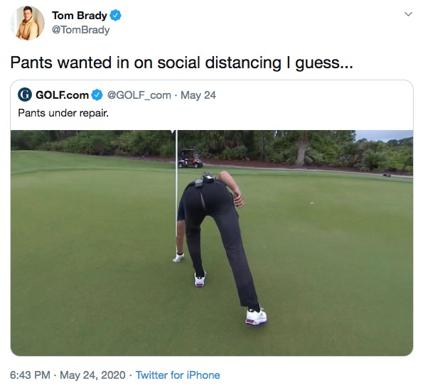 パンツが見事真ん中から真っ二つに！（画像は『Tom Brady　2020年5月24日付Twitter「Pants wanted in on social distancing I guess...」』のスクリーンショット）