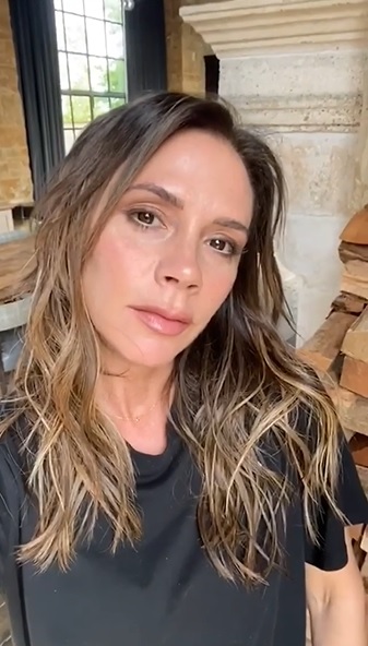 40代後半とは思えない美肌のヴィクトリア・ベッカム（画像は『Victoria Beckham Beauty　2020年5月22日付Instagram「We hope you loved the mini-tutorial we posted this week!」』のスクリーンショット）