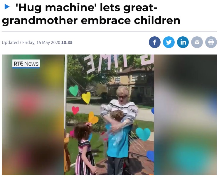 久しぶりにひ孫とハグするおばあちゃん（画像は『RTÉ　2020年5月15日付「‘Hug machine’ lets great-grandmother embrace children」』のスクリーンショット）